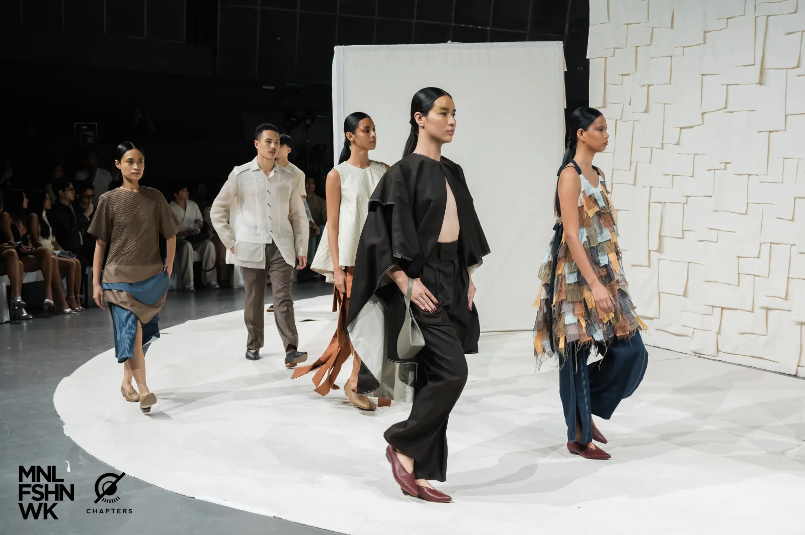 Viña Romero 2025 runway frame 10